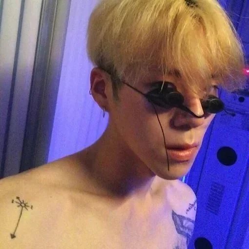 劳维阅宏